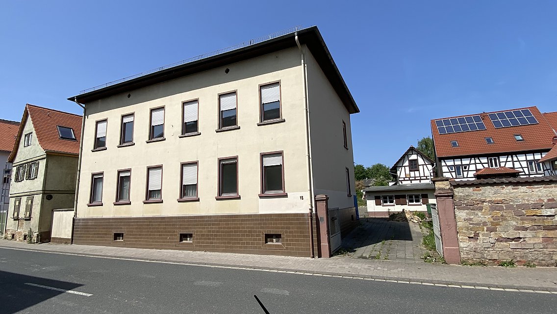 Straßenansicht des Historischen Bestandsgebäude in Wöllstadt