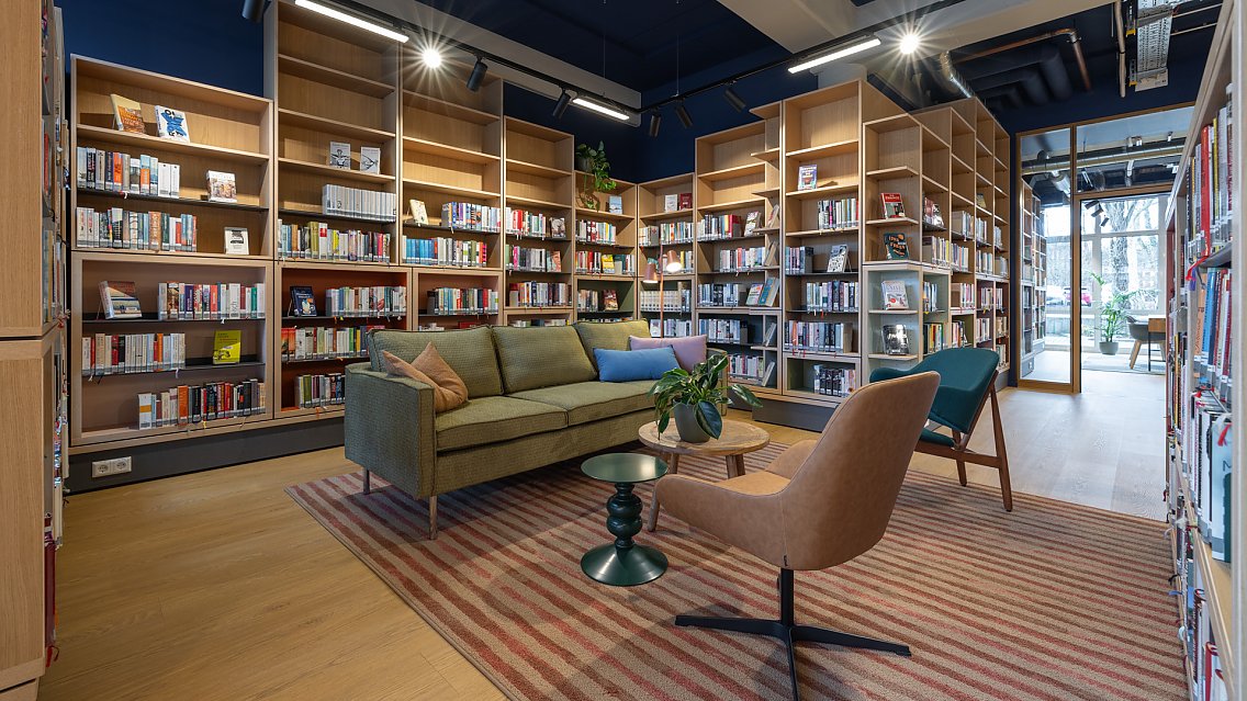 Die Leselandschaft der neuen Stadtbücherei am Houiller Platz in Friedrichsdorf