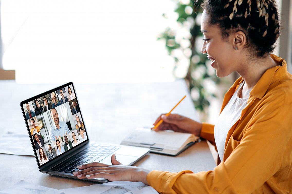 Frau bei Videokonferenz am Notebook