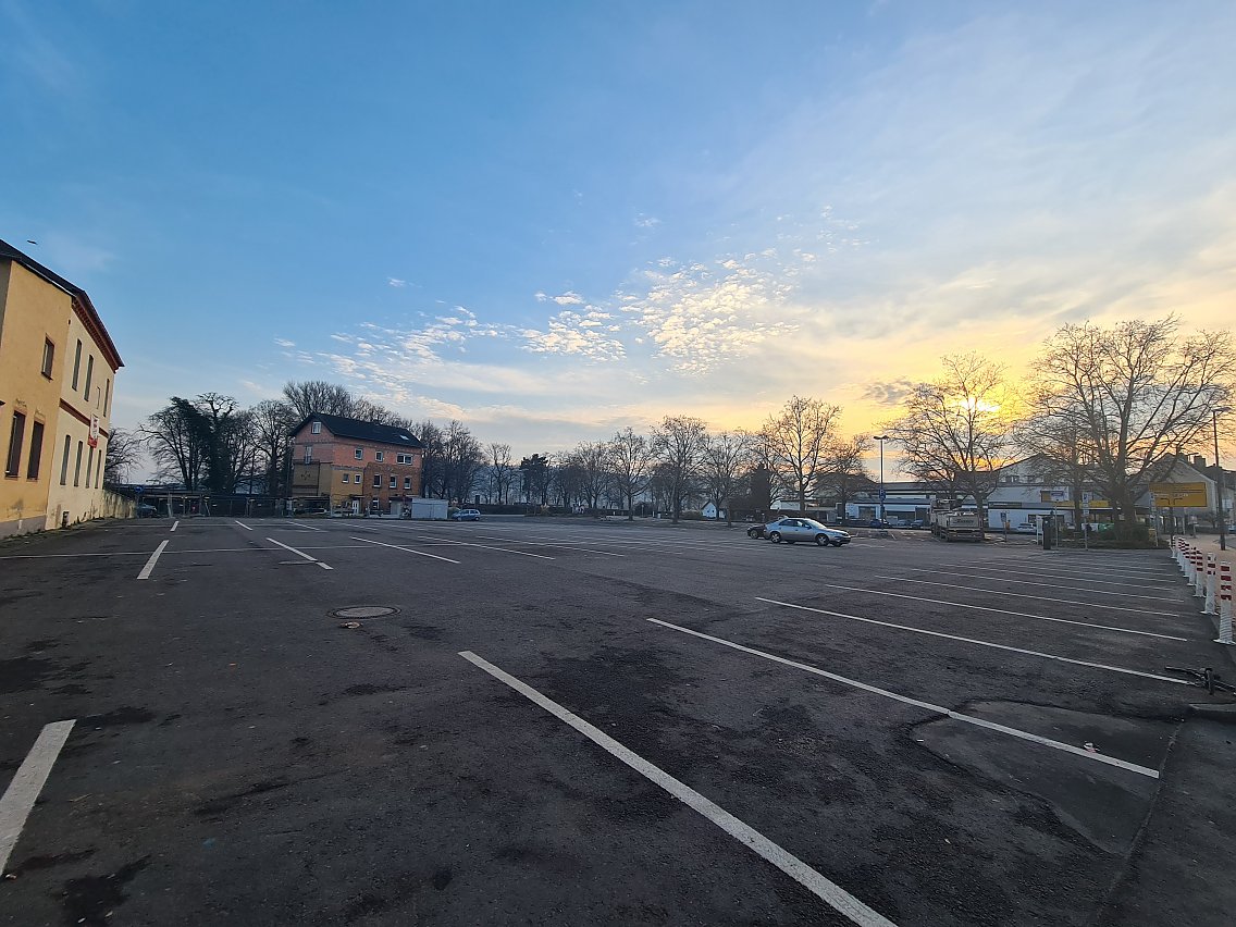Blick auf das Rheinhallenareal / Busparkplatz / Opel-Gelände in Rüdesheim