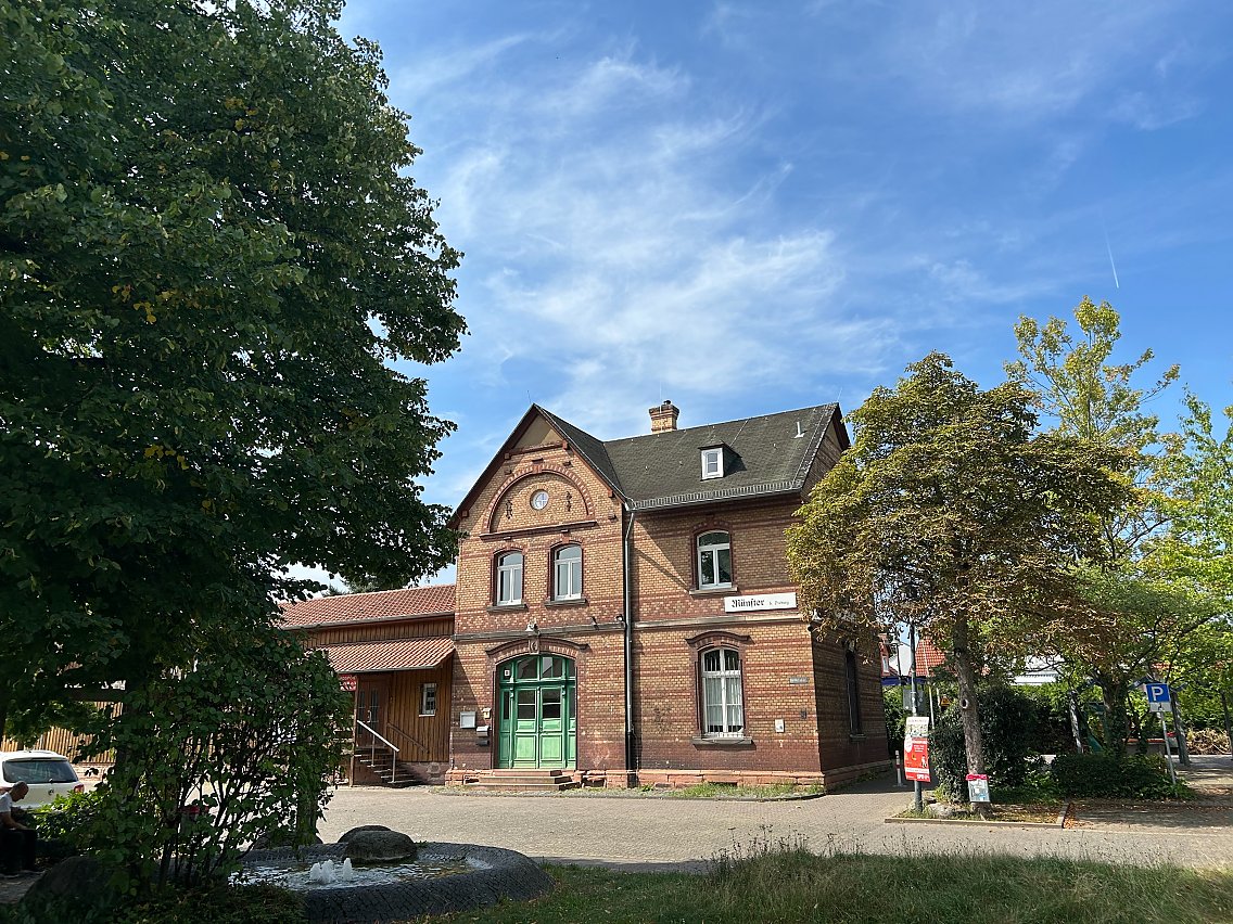 Bahnhofsvorplatz mit Wiese Münster (Hessen)