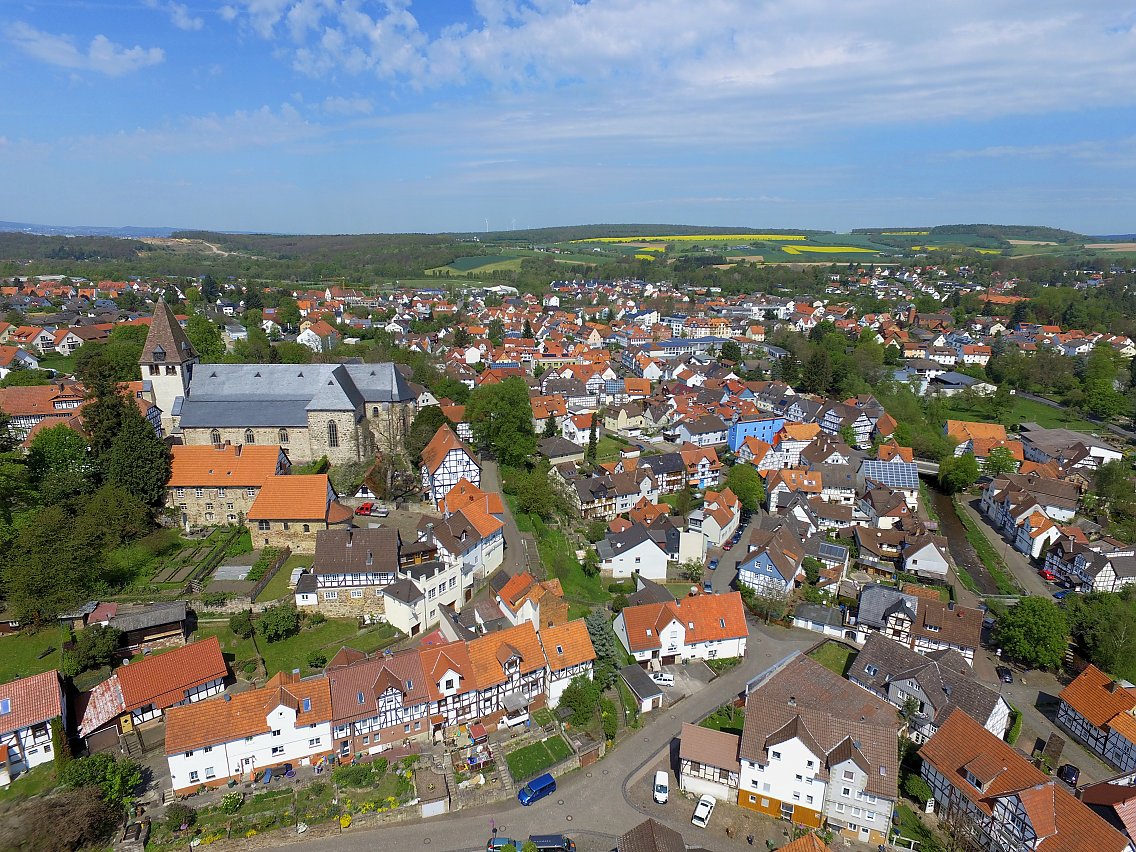 Luftbild des Fördergebiets in Kaufungen „Altdorf und Stiftsfreiheit Oberkaufungen“ mit der Stiftskirche