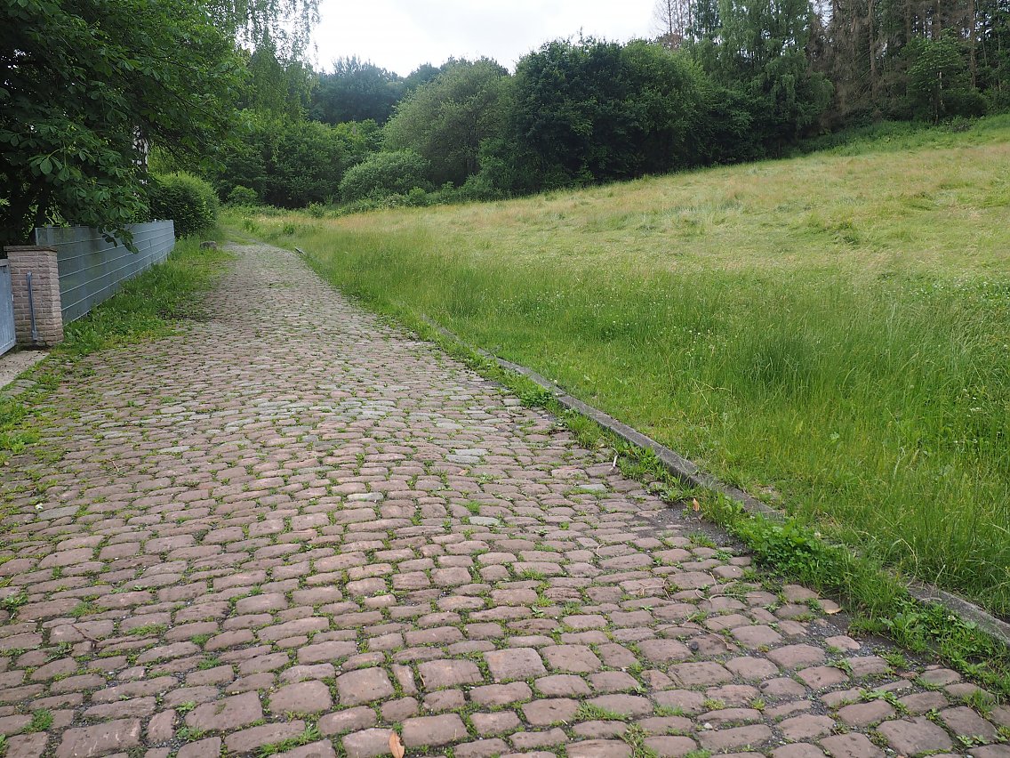 Eingangsbereich Friedhof im Juli 2021