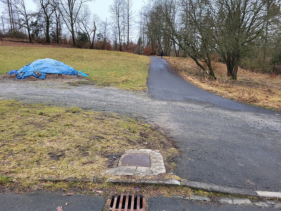 Eingangsbereich Friedhof im Februar 2024 und im Juli 2021 (Quelle: akp_ Stadtplanung + Regionalentwicklung)