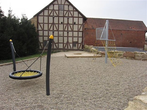 Foto: Spielgeräte im Außenbereich der neuen Ortsmitte Frielendorfs