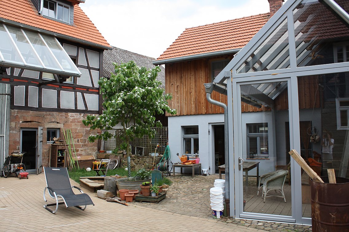 Innovativer Wohnungsbau - Hofsituation mit Geb&auml;uden und Freifl&auml;che