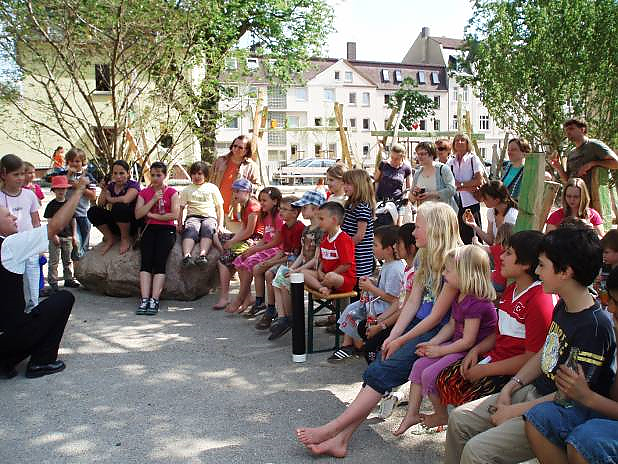 Foto: Kinder bei der Einweihung des Spielplatzes des Quartiersplatzes Fulda