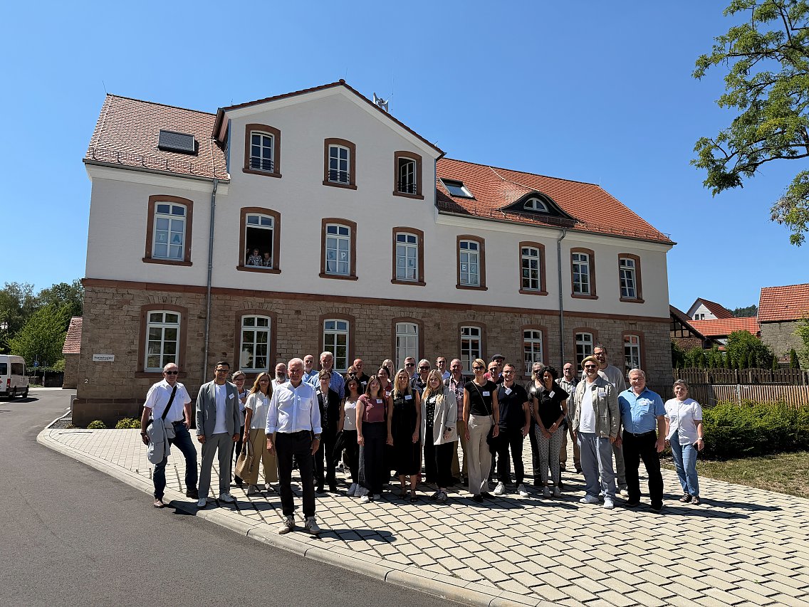 Gruppenfoto vor dem ehemaligen Amtsgericht in W&auml;chtersbach