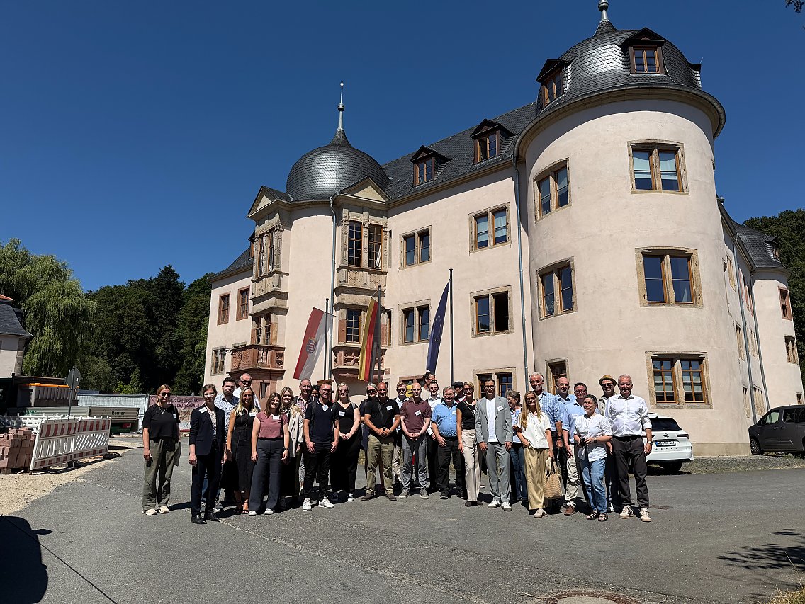Gruppenfoto beim Hausbesuch in W&auml;chtersbach vor dem Stadtschloss