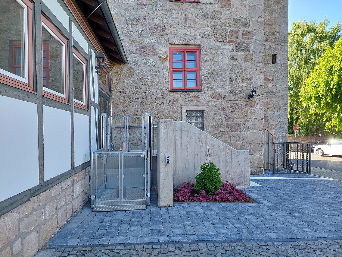 Barrierefreie Erschließung des Seniorentreffs: Hublifter