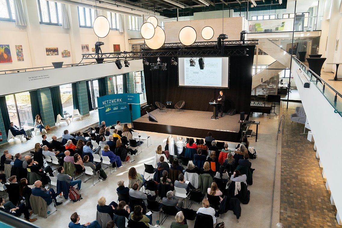 Netzwerktreffen im Hallenbad Ost
