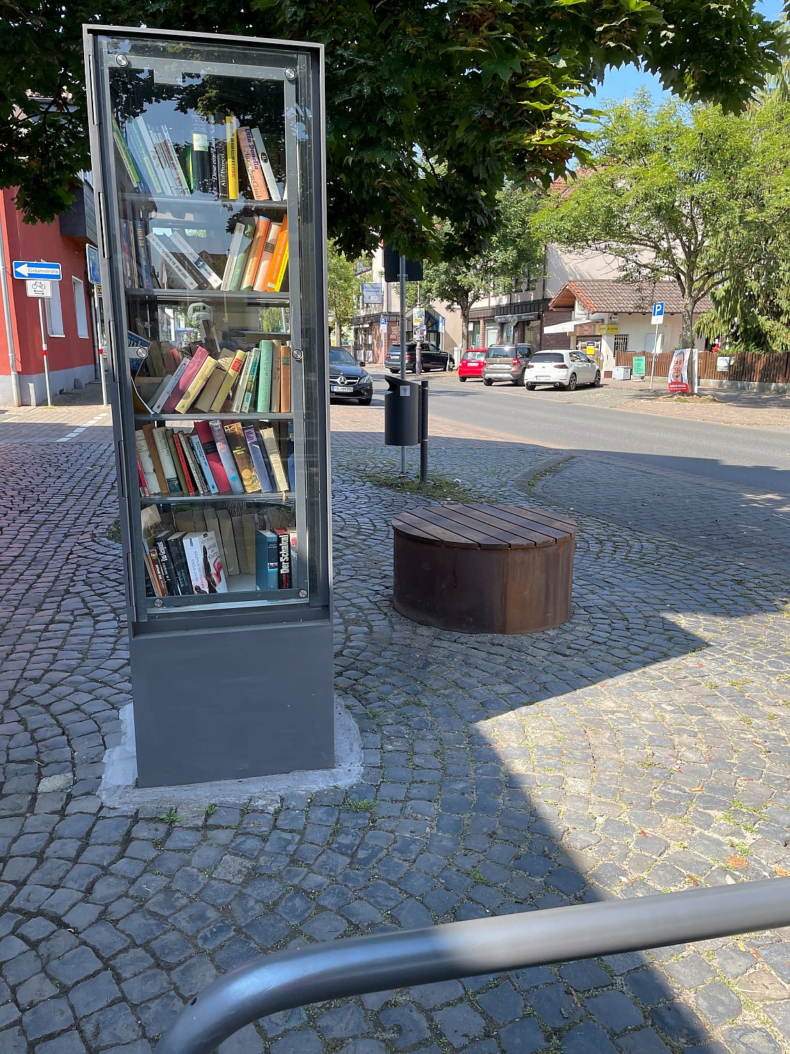 Bücherschrank auf dem  Käthe-Jonas-Platz in Maintal