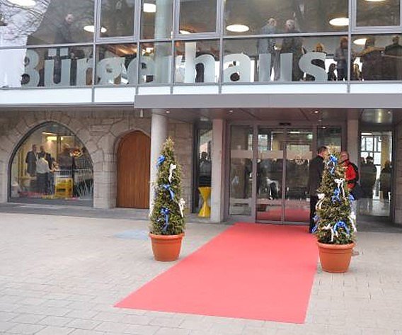 Foto: Eingangsituation des Bürgerhauses mit rotem Teppich