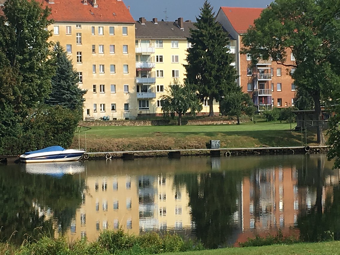 Stadtsilhouette mit Wasser