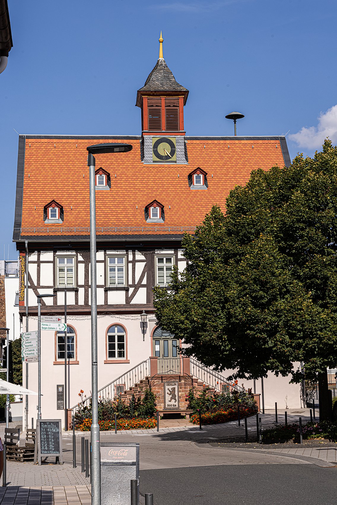 Frankfurter Straße mit Blick auf das historische Rathaus in Bad Vilbel