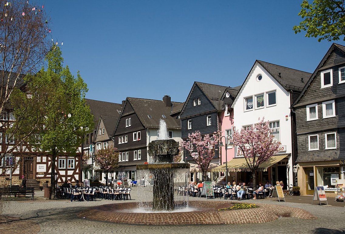 Blick auf den Marktplatzbrunnen in Haiger