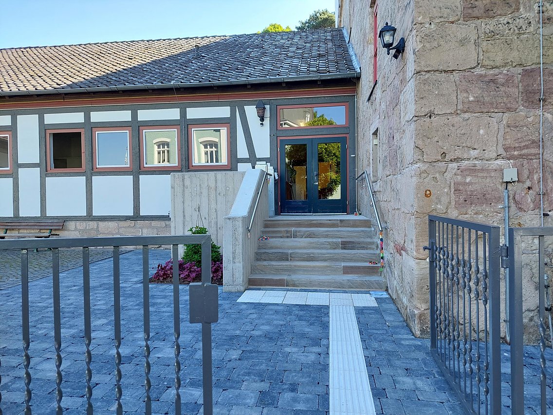 Barrierefreie Erschließung des Seniorentreffs: neuer Treppenaufgang