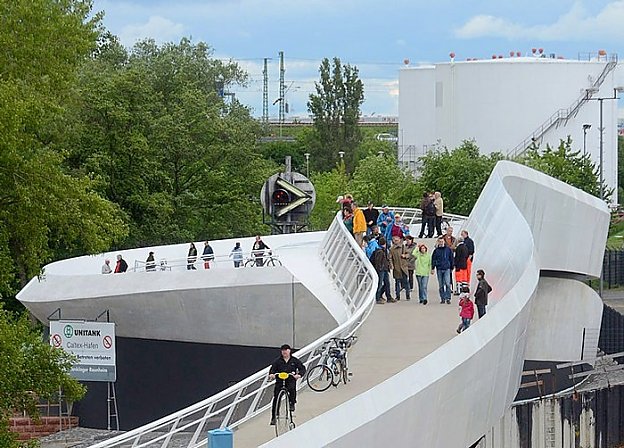 Foto: Spaziergänger auf der neuen Brücke