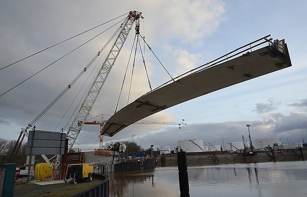 Foto: Das Einheben des Brückenbauwerks