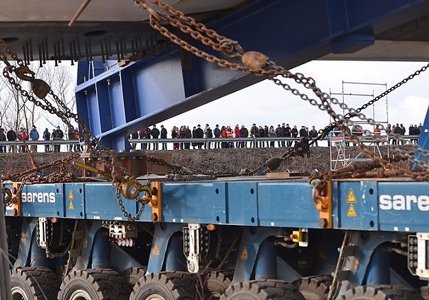Foto: Einheben des Brückenbauwerks