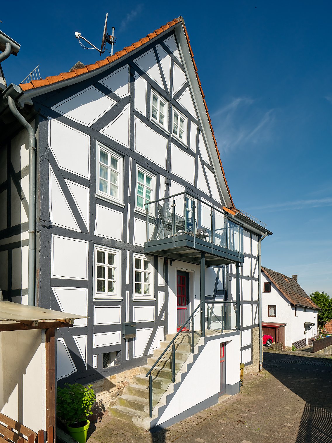 Sanierungsbeispiel in Gudensberg: Kleine Rosenstraße 7 – Glasbalkon und Fassadensanierung
