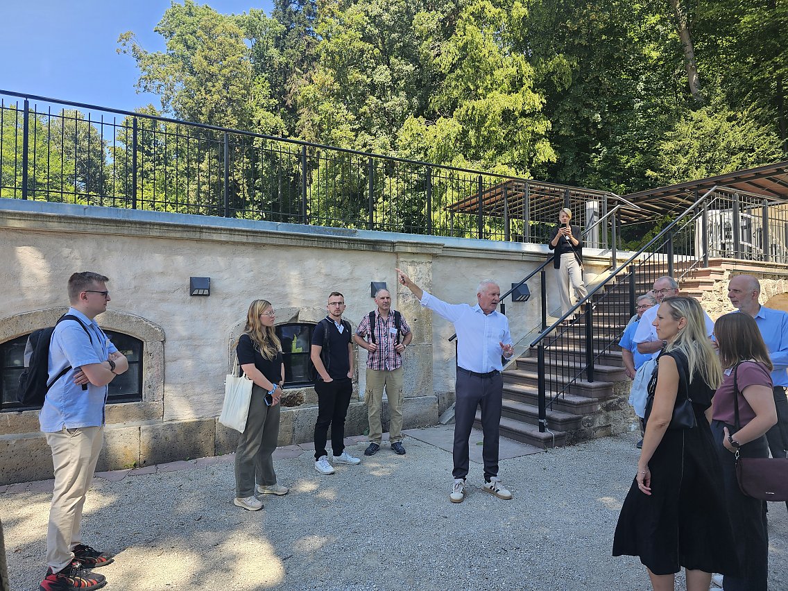 B&uuml;rgermeister Weiher pr&auml;sentiert die sanierte Schlossparkterrasse in W&auml;chtersbach