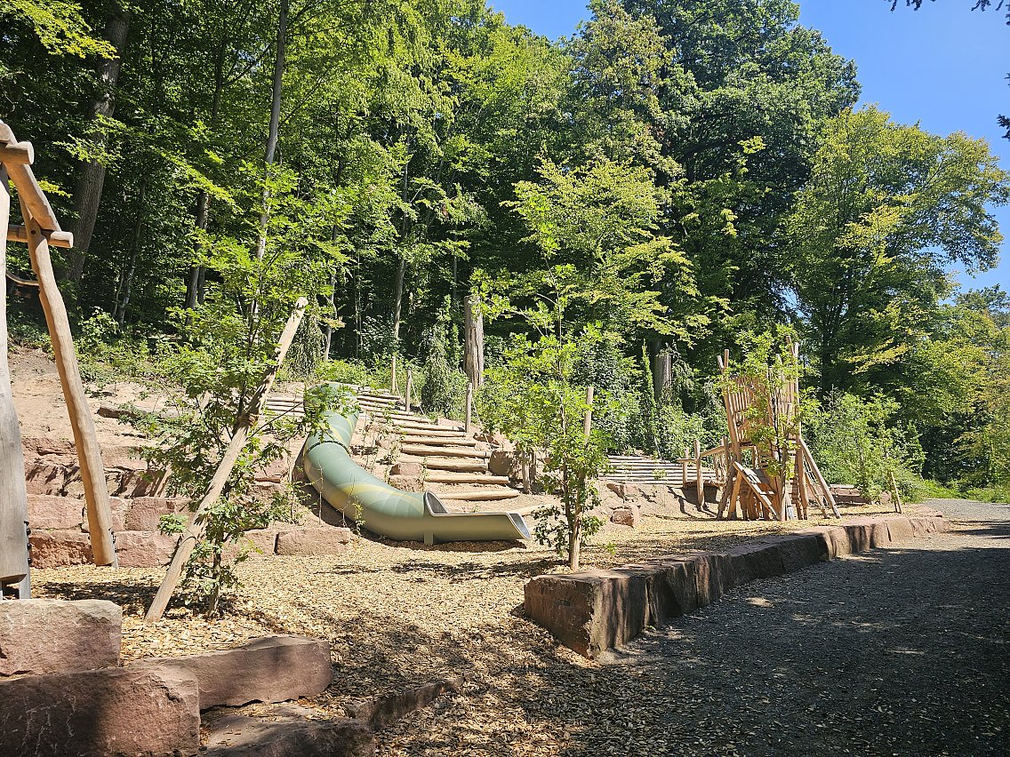 Naturnaher Spielplatz am Schlosspark in W&auml;chtersbach