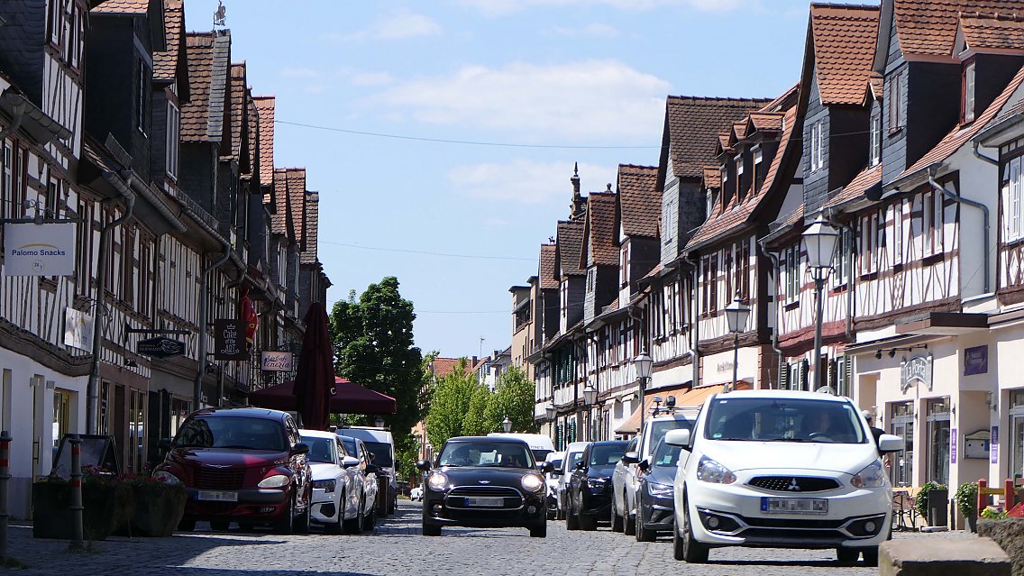 Rein verkehrlich geprägter Straßenraum in der Straße „Vorstadt“ in Büdingen