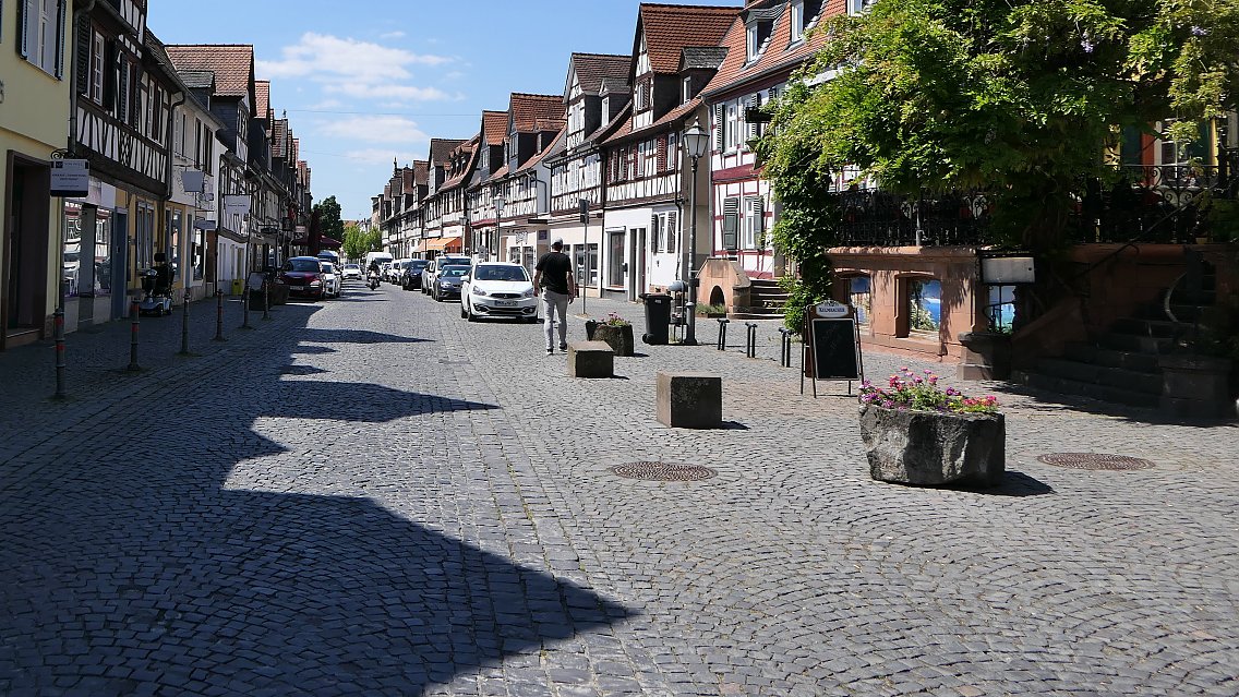 Fehlende Aufenthaltsqualität in der Straße „Vorstadt“ in Büdingen