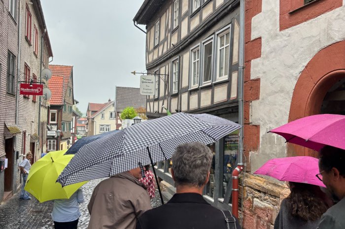 Alsfeld Rundgang mit Regenschirm